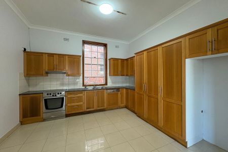 Premium Rental Opportunity - 4 Bedrooms | 1 Bathroom | Oversized Kitchen - Photo 5