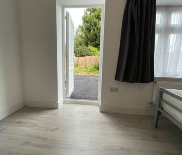 Studio Flat, Stewartsby Close, N18 - Photo 4