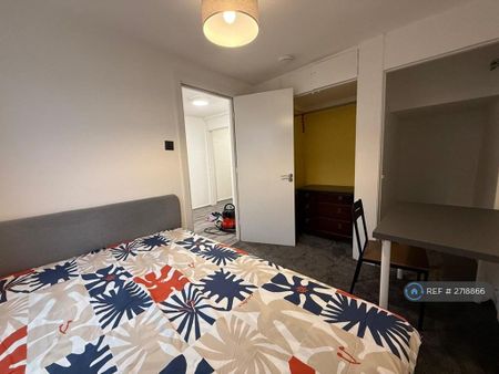 1 bedroom in a house share to rent - Photo 3