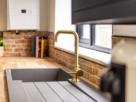 Newley refurbished property close to UHW Room 1 - Photo 4