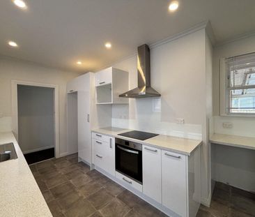 Modern three-bedroom home - Photo 5