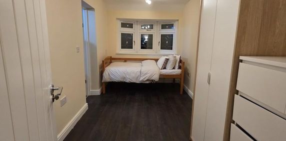 1 bedroom in a flat share to rent - Photo 2