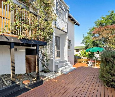 ✨ Beautiful Family Home With Stunning Views - Photo 3