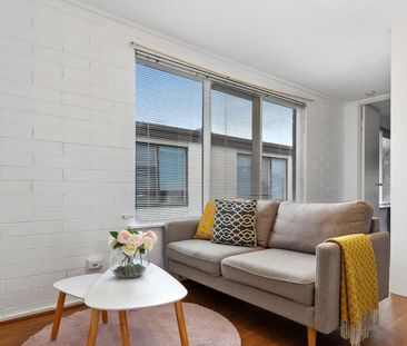 Stylish & Sunlit Apartment Opposite Caulfield Park - Photo 3