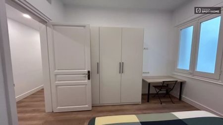 Rooms for rent in 8-bedroom apartment in L'Eixample - Photo 2