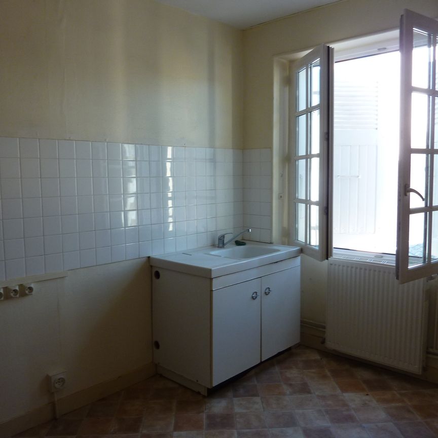 Location Appartement 3 pièces 65m² LATHUS ST REMY 86390 - Photo 1