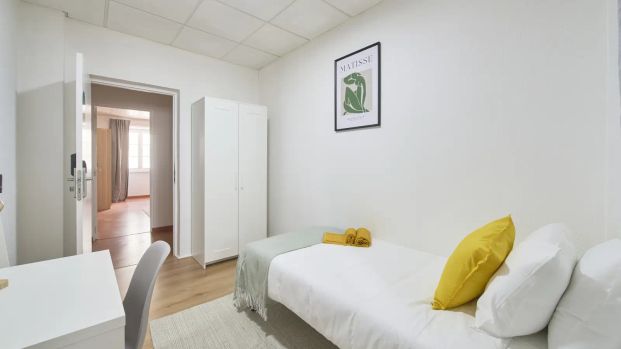 Room in a shared 7-bedroom apartment for rent in Lisbon. - Photo 1