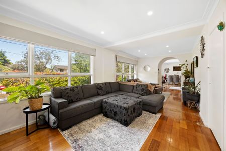 Multiple Living Zones and a Versatile Rear Studio in a Peaceful Setting - Photo 2