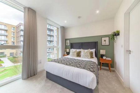 4 bedroom house in London - Photo 2