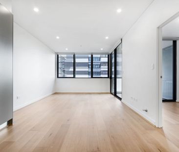 Fifth Floor Apartment in the Heart of Wolli Creek Village - Photo 2
