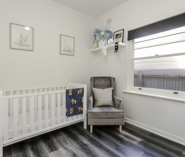 Three Bedroom Art Deco Modernised Home - Photo 6