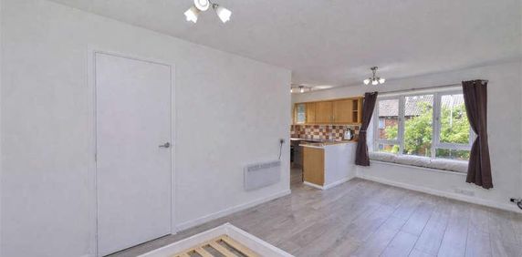 Hindhead Close, Uxbridge, UB8 - Photo 2