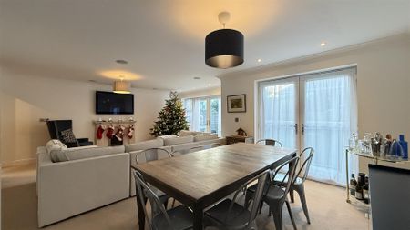 4 Bedroom House - Photo 4