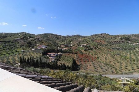 4 bedroom luxury Villa for rent in Guaro, Spain - Photo 5