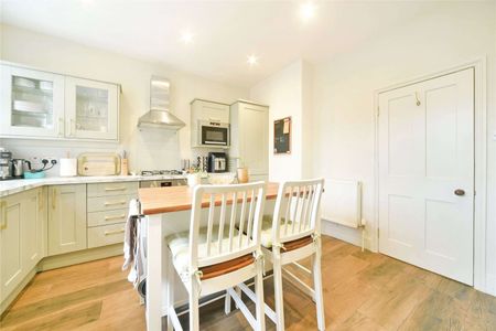 A beautifully presented two bedroom mansion block flat. - Photo 5