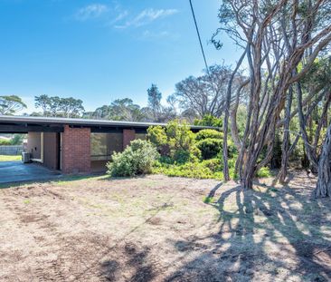 Unfurnished, fully renovated beachside gem! - Photo 4