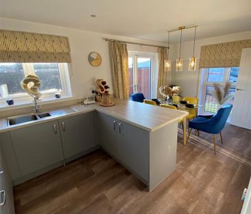 3 bedroom end of terrace house to rent - Photo 3