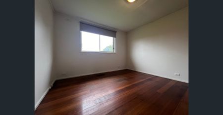 Spacious Four Bed House - Photo 5