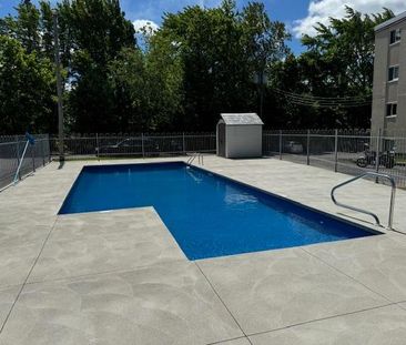 COQUET 2 1/2 rénové - Immeuble béton, gym et piscines - À VOIR - Photo 3