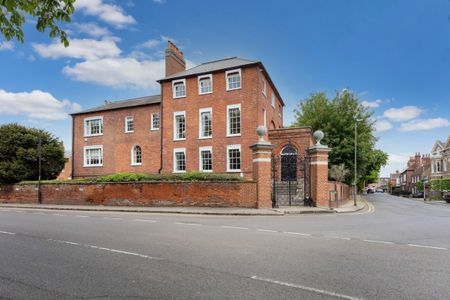 Datchet Lodge, Datchet - Photo 2