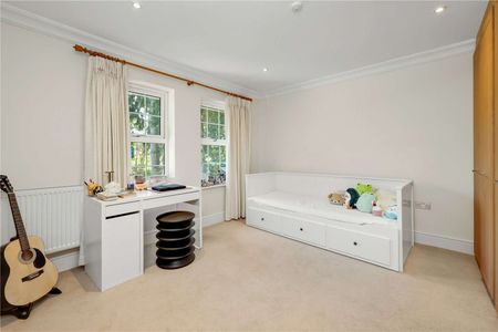 An elegant four bedroom detached home in a prestigious private location in Windlesham. - Photo 5