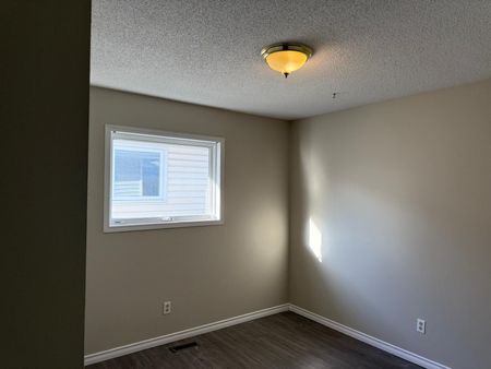 Beautiful 5 Bedroom Home in Eastview! - Photo 2