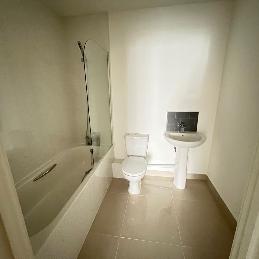 Modern 2-Bedroom, 2-Bathroom Student Apartment in Portswood, Southampton - Photo 1