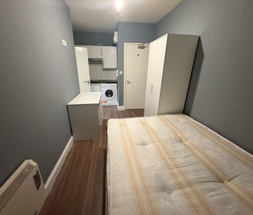 Studio to rent - Photo 1