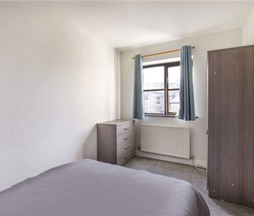 Well-presented 1 bedroom semi-detached property located in the popu... - Photo 2