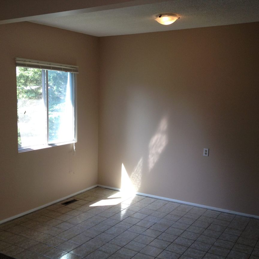 LOCATION ! 2 bedrooms well maintained Duplex in SW - Photo 1