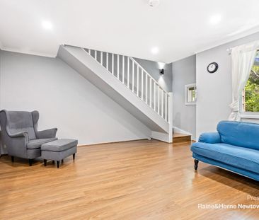 Generous family sized 3 bed townhome in Newington Mews - Photo 2