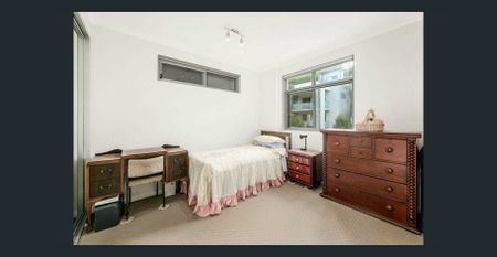 Quiet Garden-Facing Apartment in the Heart of St Ives – Walk to Shops & Park - Photo 3