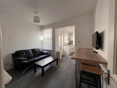 3 bedroom private hall to rent - Photo 2