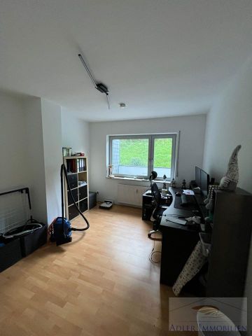 Schöne renovierte 3 Zimmer Wohnung im DG in ruhiger, schöner, grüner Lage mit Balkon und Sellplatz - Photo 3