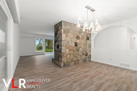 House in North Vancouver, BC - Photo 4