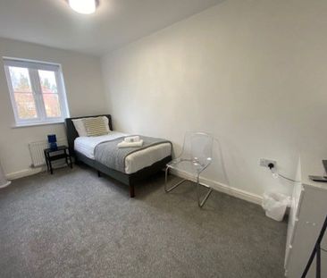 4 bed end of terrace house to rent in Whitby Avenue, Peterborough, PE6 - Photo 2