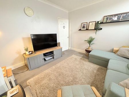 3 bedroom semi-detached house to rent - Photo 2