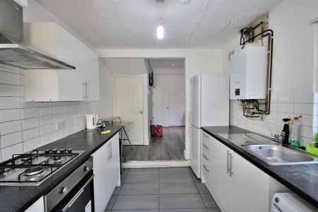 1 bedroom in a house share to rent - Photo 2