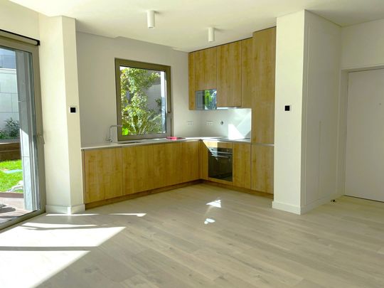 Fantástico apartamento com jardim e piscina, no centro de Cascais - Photo 1