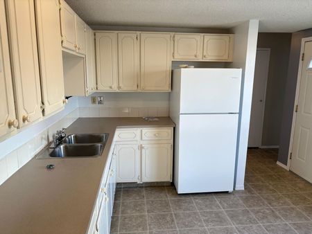 Townhouse in Whitehorn - Photo 2