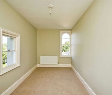 Newly refurbished family home in convenient location - Photo 1