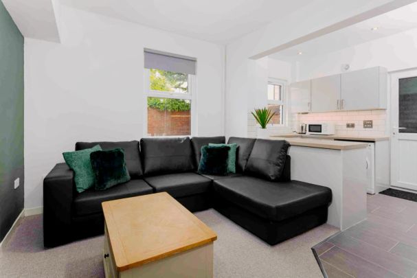 6 Beds 2 Baths - Photo 1