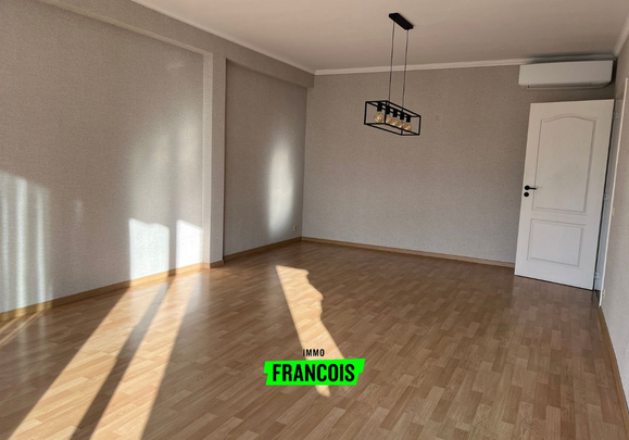 Ruim appartement met twee slaapkamers en garage in Ieper - Photo 1