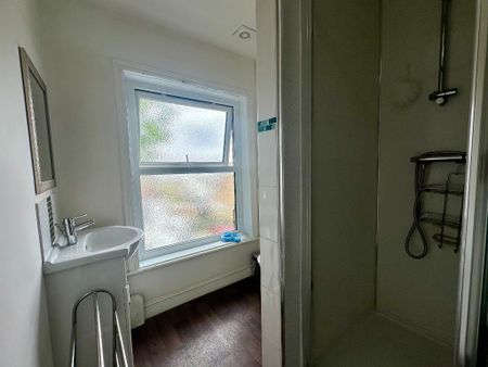 1 bedroom in a flat share to rent - Photo 5