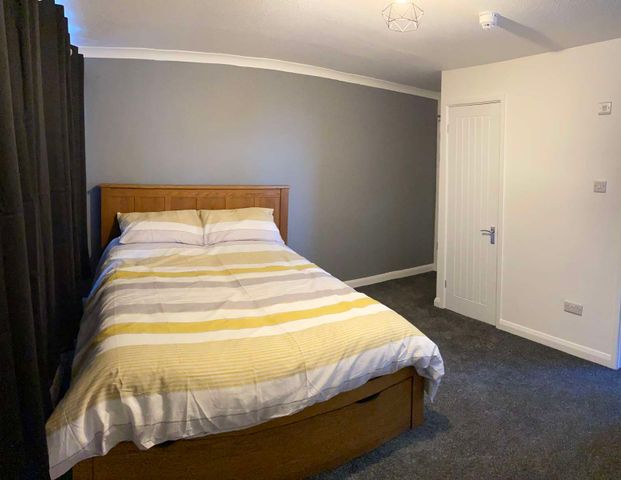 High quality refurbished en-suite rooms for professionals Room 3 - Photo 1