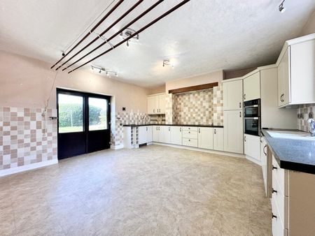 6 bedroom detached house to rent - Photo 5