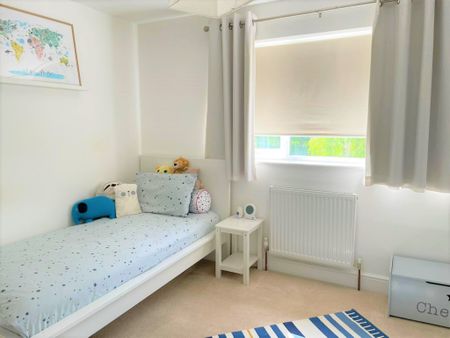 4 bed Semi-Detached - To Let - Photo 5