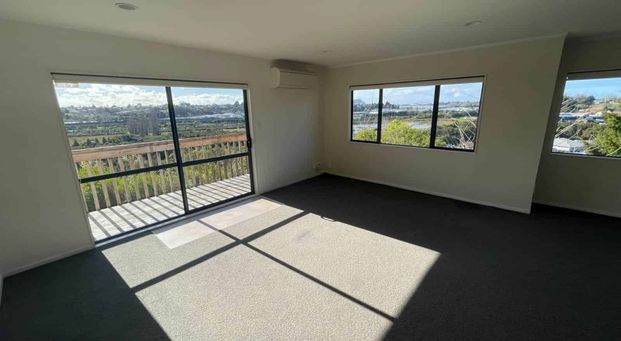 PRIME LOCATION - 4 BEDROOMS!!!! - Photo 1