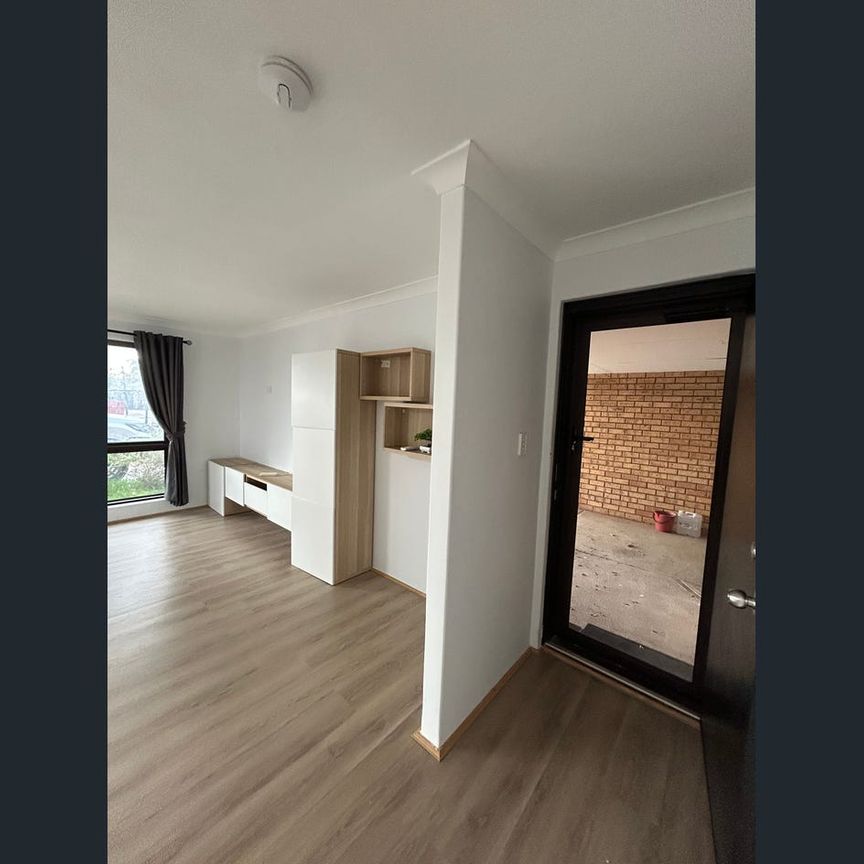 Newly renovated and close to transport - Photo 1