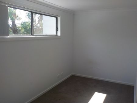 Three Bedroom Townhouse In Convenient Location - Photo 4